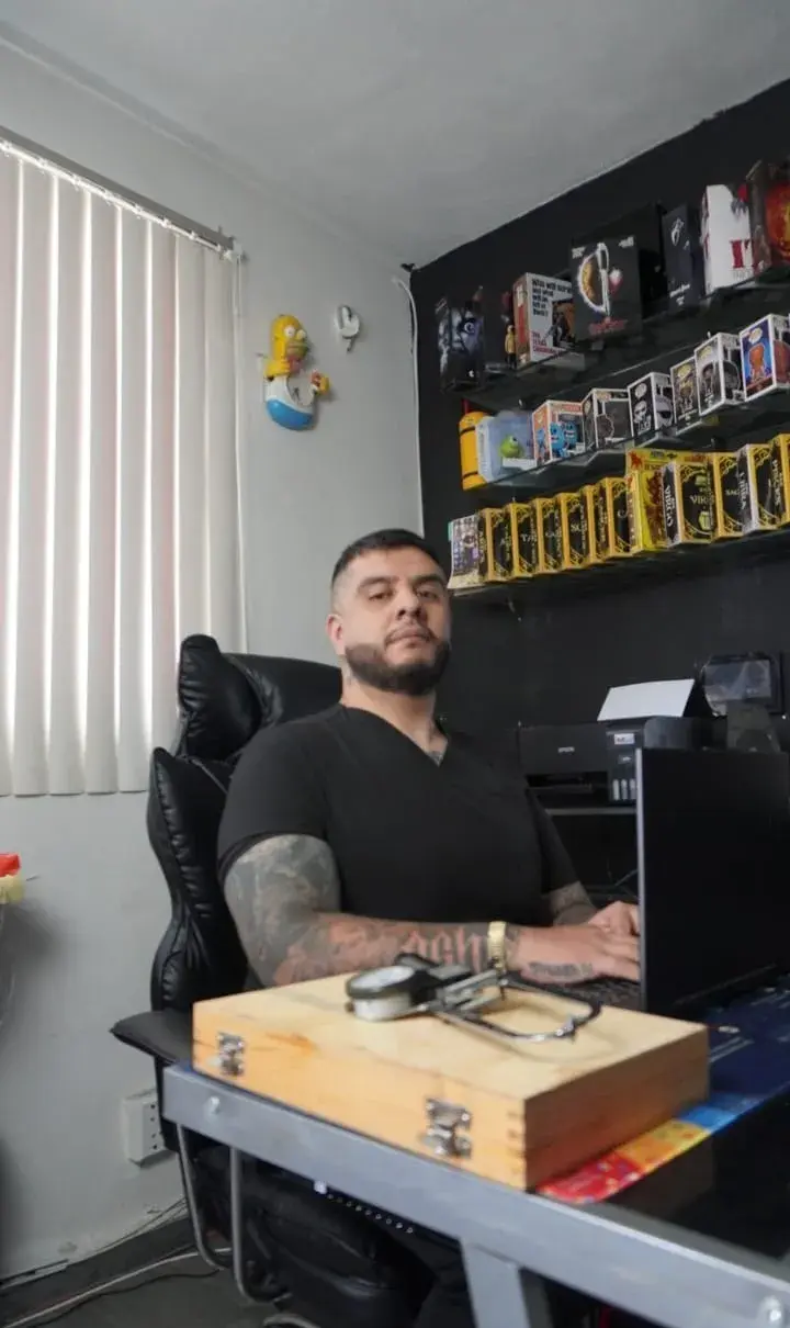 Germán Gutiérrez en consultorio